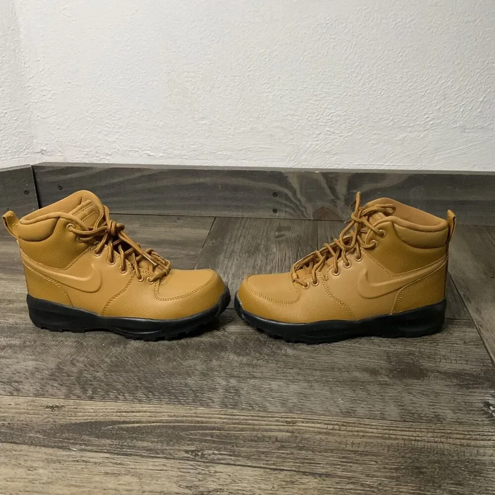 Nike Manoa Lace Up Boot in Wheat Color Big Kid Boys Sz 4